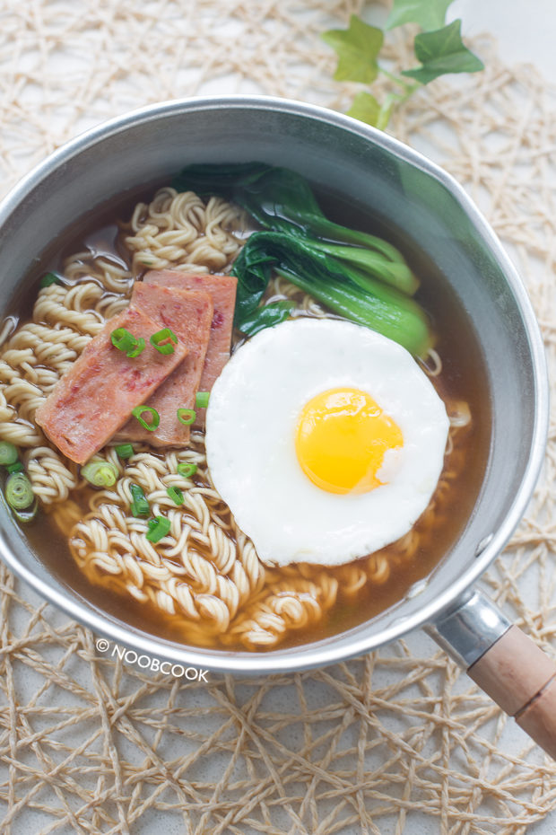 Hong Kong Style Instant Noodles Recipe (公仔面)