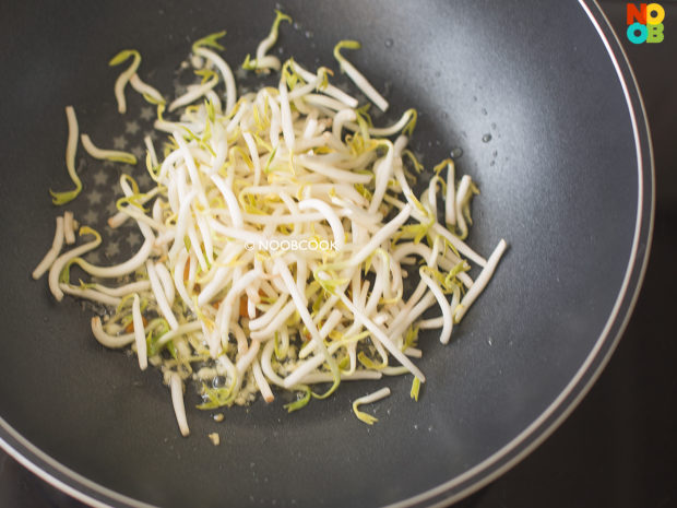 Stir-fry Royale Chives & Beansprouts Recipe (Step 3)
