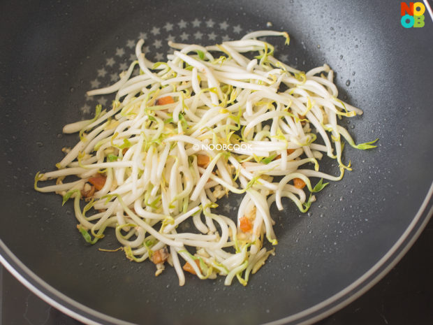 Stir-fry Royale Chives & Beansprouts Recipe (Step 3B)
