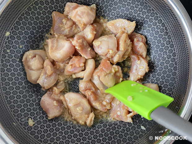 Stir-fry Chicken & Black Fungus (Step-by-Step)