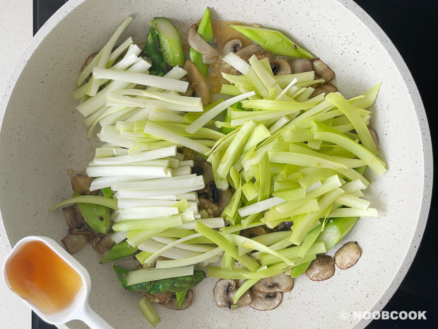 Baby Abalone Ee-Fu Noodles (Step-by-Step)