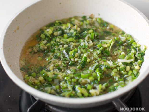 Green Onion Sauce In the Pan