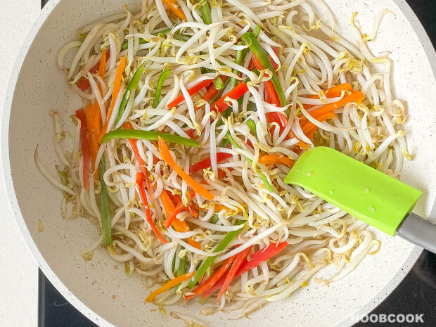 Stir-fry Bean Sprouts & Tricolor Peppers (Step-by-Step)