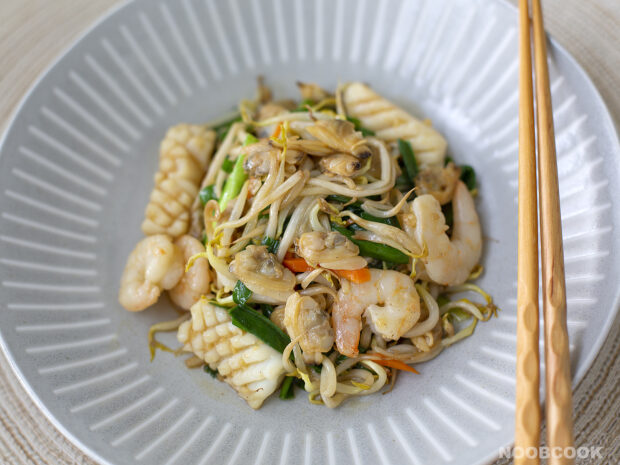 Stir-fry Beansprout, Chives & Seafood Recipe